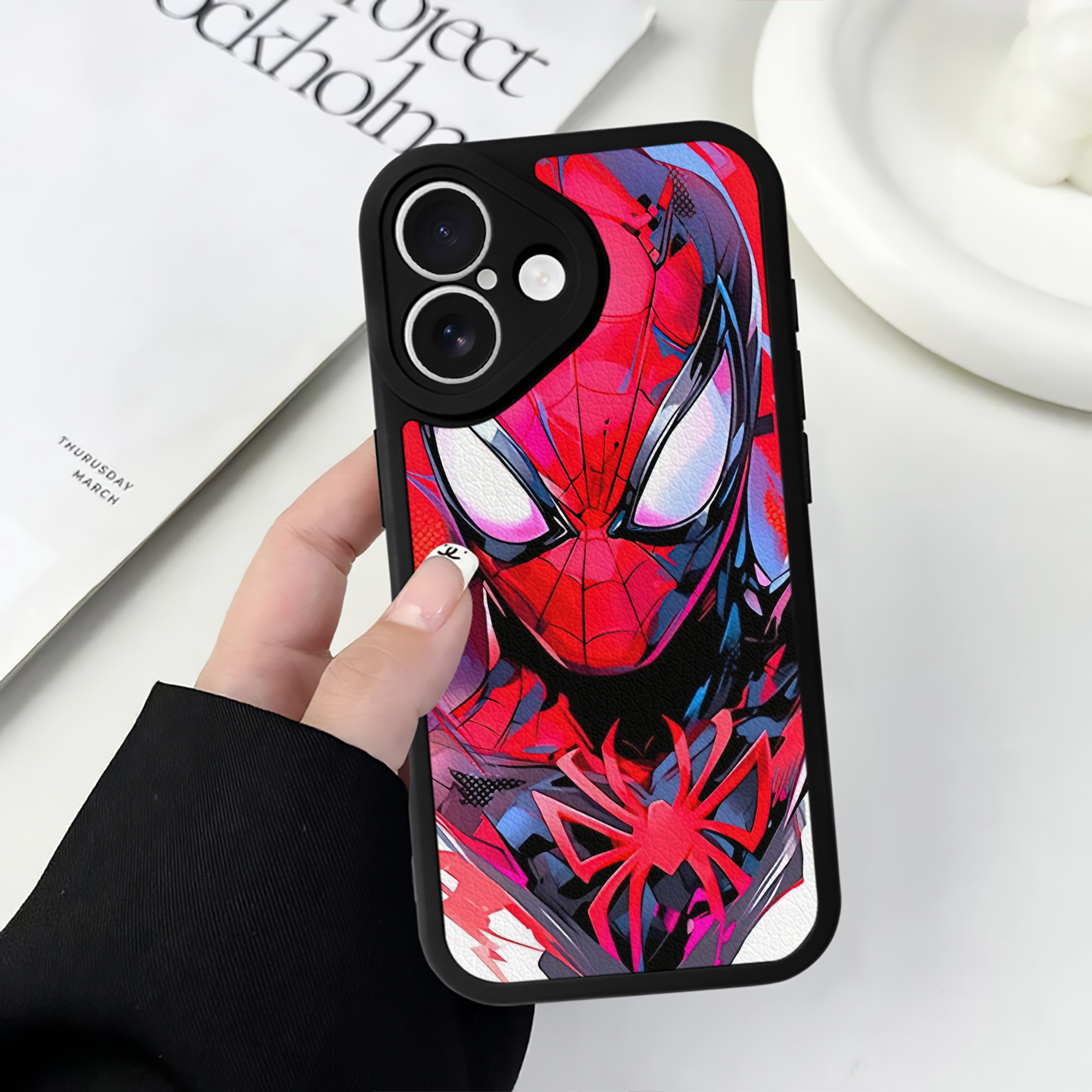 Spider Man スパイダーマン 【iPhone 16シリーズ対応】シリコンスマホケース（レザー調） 材質：シリコン